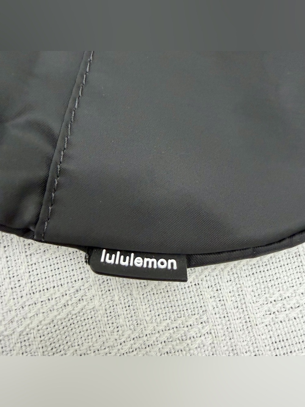 Lululemon - All Night Festival Bag - Micro 2L - Black/Gold - Picture 5 of 6